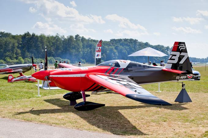 Slovenec in eden najboljših akrobatskih pilotov na svetu Peter Podlunšek nas je sprejel z odprtimi rokami ter z gorivom napolnjenimi letali in helikopterji. Spregovoril je o svoji strasti, najljubšem avtomobilu in letalskih začetkih. Pa še to: kokpit akrobatskega letala smo zapustili zaznamovani za večno. | Foto: 