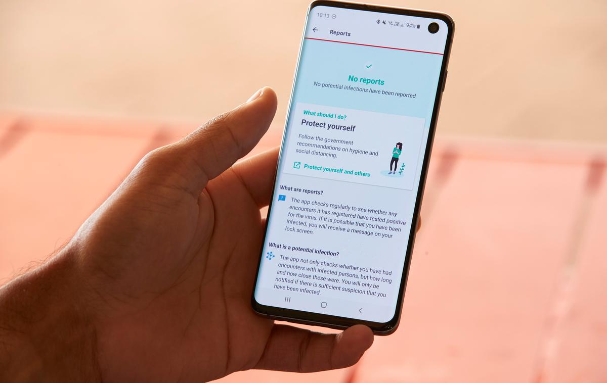 aplikacija koronavirus covid-19 Švica | Minister za javno upravo Boštjan Koritnik je v ponedeljek napovedal, da bo aplikacija za vse prostovoljna. | Foto Reuters