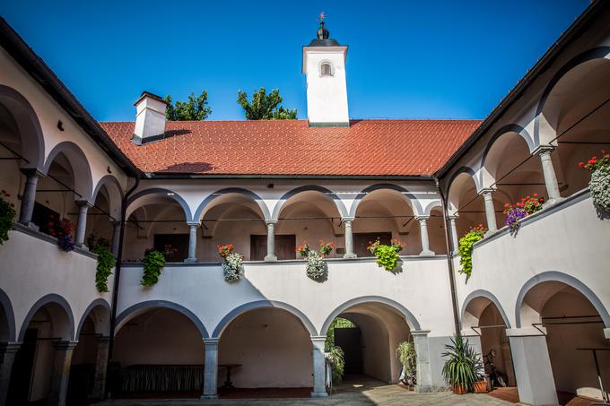 Grad Tuštanj, kjer danes v atriju potekajo poroke, poleti v njem organizirajo tudi koncerte. | Foto: Vid Ponikvar