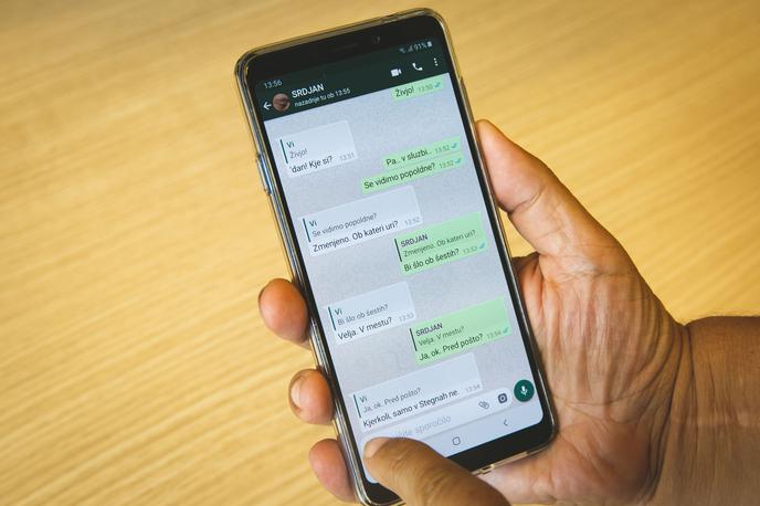 hipno sporočanje, WhatsApp, chat, pametni telefon, mobilni telefon | Foto Bojan Puhek