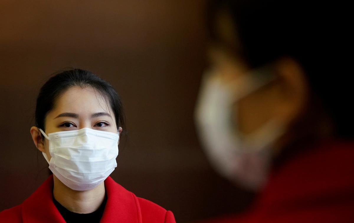 Zaščitna maska | Zaščitne maske po besedah ameriških strokovnjakov komaj ščitijo pred okužbo z novim koronavirusom, imajo pa pomemben psihološki učinek. | Foto Reuters