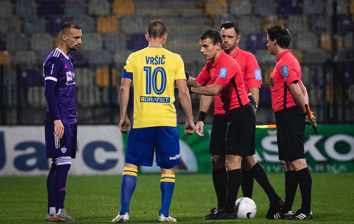 David Šmajc | Po koncu tekme so Mariborčani  obkolili sodnika Davida Šmajca, a protesti niso pomagali.  | Foto Blaž Weindorfer / Sportida