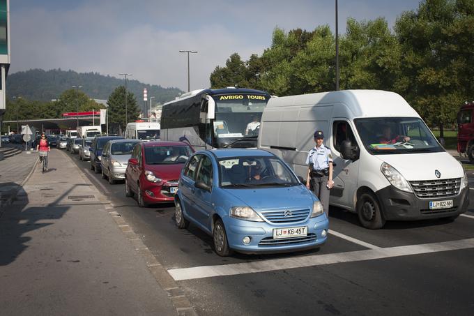 Preizkusnega zavijanja v desno ob rdeči luči na semaforju - tako ureditev na primer poznajo že dalj časa v ZDA - za zdaj na slovenskih cestah še ni. | Foto: Ana Kovač