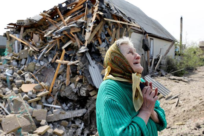 Ukrajina | Babica iz Luganska je v napadu izgubila 14-letnega vnuka.             Fotografija je simbolična.  | Foto Reuters