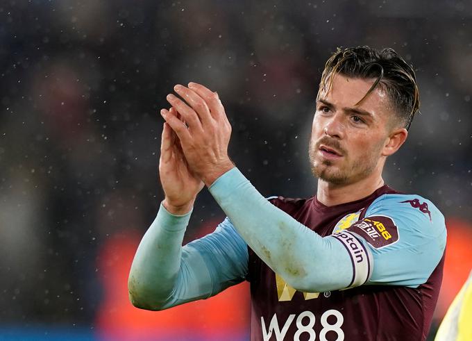 Jack Grealish, član Aston Ville, je še eden v vrsti nogometašev, za katerega se zanima Manchester United. O tem se že dolgo piše, rdeči vragi pa o tem za zdaj še molčijo. Zakaj? United upa, da Aston Villa izpade v drugo ligo, s tem pa bi upadla cena tudi angleškemu vezistu. V povezavi z Unitedom omenjajo tudi Jamesa Maddisona, ki blesti pri Leicester Cityju, a lisjaki zanj zahtevajo preveč. | Foto: Reuters