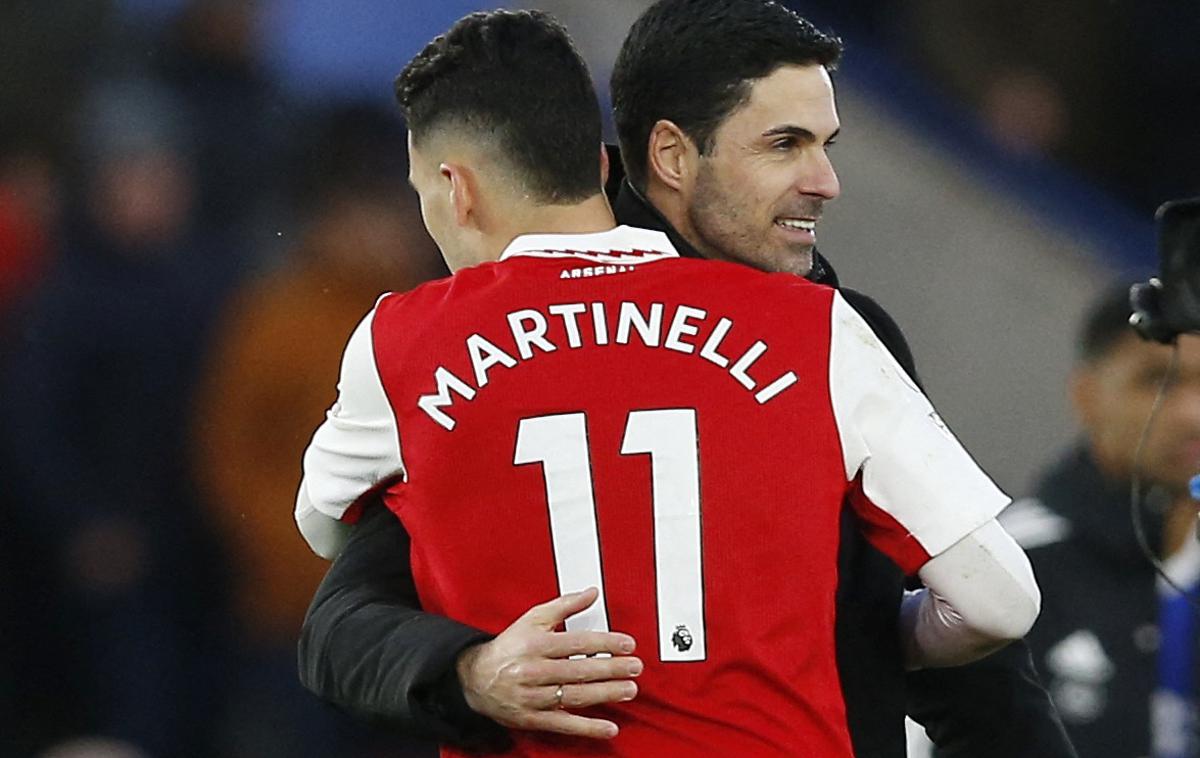 Martinelli Arsenal | Gabriel Martinelli v objemu trenerja Mikela Artete. | Foto Reuters