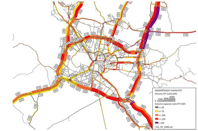 obvoznica Ljubljana | Gneča v popoldanski konici leta 2040. Ta možnost predvideva številne ukrepe, to je širitev krakov avtoceste (brez širitve severne obvoznice), nadgradnja tirnega prometa in intenzivni ukrepi trajnostne mobilnosti. Temno rdeči odseki predstavljajo presežek kapacitet ceste za 20 odstotkov, pri vijoličasti barvi na štajerski avtocesti so kapacitete presežene za več kot 20 odstotkov. | Foto DARS