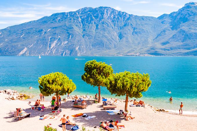 Na območju med mestoma Malcesine in Peschiera del Garda velja strog kodeks oblačenja – moški ne smejo hoditi brez srajce, ženske pa morajo nositi več kot le kopalke. | Foto: Shutterstock