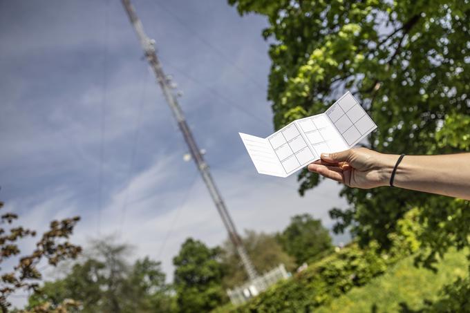 RTV oddajnik in knjižica z žigi | Foto: Ana Kovač