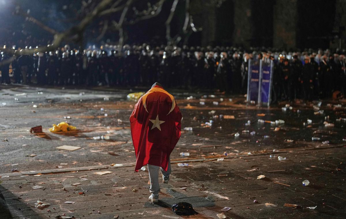 Turčija protesti | Po petkovih protestih v več turških mestih in Istanbulu, kjer se je po aretaciji istanbulskega župana Ekrema Imamogluja po podatkih opozicije zbralo 300 tisoč ljudi, je policija prijela 343 ljudi. | Foto Guliverimage