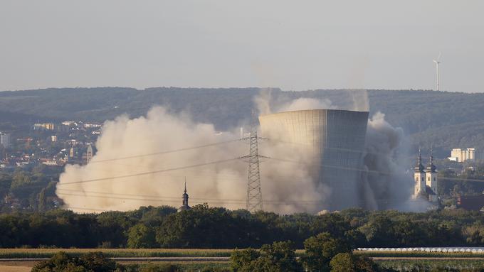 Rušenje hladilnih stolpov jedrske elektrarne Grafenrheinfeld | Foto: Reuters