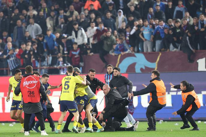 Trabzonspor : Fenerbahce pretep 2024 | Turški nogometni klub Trabzonspor bo moral naslednjih šest domačih tekem igrati pred praznimi tribunami. | Foto Reuters