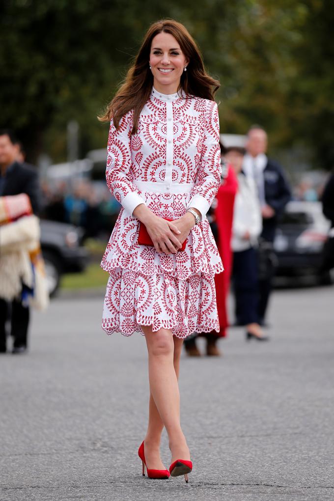 Kate je pokazala svoje dolge noge. | Foto: Reuters