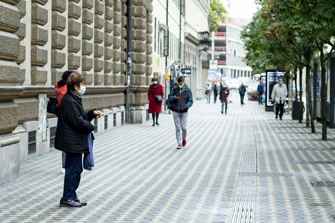 Dokler epidemija ne bo začela vidno upadati, na Institutu Jožef Stefan ne bodo podajali napovedi za prehode v barvaste faze, ker so negotovosti prevelike. | Foto: Ana Kovač