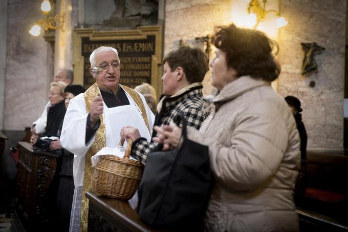 A še pred letom dni je  bilo vse drugače. Cerkve so bile v velikonočnih dneh povsem zasedene, obredi pa dobro obiskani. | Foto: Ana Kovač