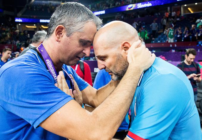 V našem arhivu je največ podob z letošnjega EuroBasketa, ki ga je spremljal tudi fotograf agencije Sportida Vid Ponikvar. Med drugim je ovekovečil tudi trenutek, ko je Igor Kokoškov, selektor slovenske košarkarske reprezentance, tolažil srbskega selektorja Aleksandra Đorđevića, potem ko je Srbija v finalu evropskega košarkarskega prvenstva izgubila proti Sloveniji.  | Foto: Sportida