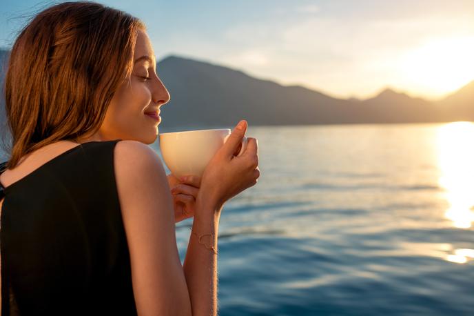 ženska, dekle, sončni vzhod, kava | Foto Shutterstock