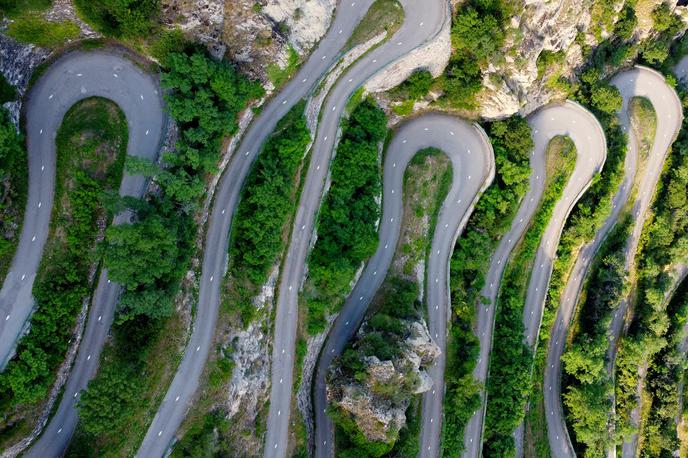 cesta Montvernier | Pogled na dva kilometra strmega vzpona, kjer je kar 17 ostrih ovinkov. | Foto Gregor Pavšič