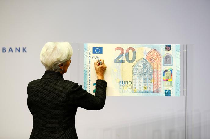 evro denar | Predsednica ECB Christine Lagarde je sicer napovedala, da se ji zdi zelo verjetno, da bo banka obrestno mero dvignila še pred koncem letošnjega leta, če inflacija v območju evra ne bo popustila. | Foto Reuters