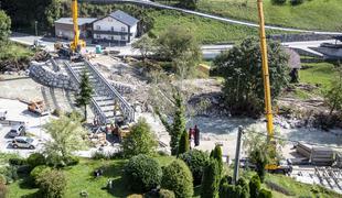 Začasni most skoraj že povezuje bregova Kamniške Bistrice #video