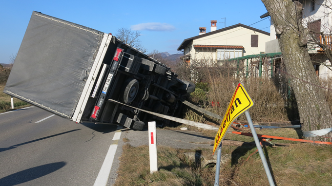 Ponoči je močan sunek burje prevrnil manjše tovorno vozilo v Ozeljanu. Poklicni gasilci so vozilo začasno pritrdili z vrvmi, da ni ogrožal splošne varnosti. | Foto: STA ,