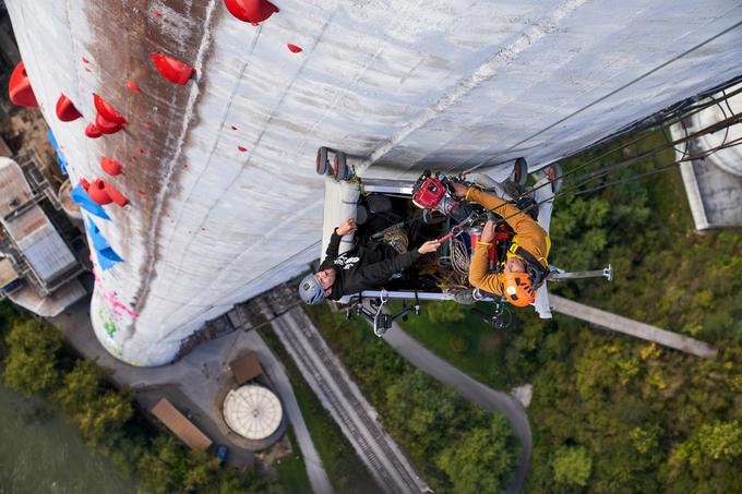 Postavljalec smeri Simon Margon in snemalec Red Bulla Jure Niedorfer v akciji. | Foto: Jakob Schweighofer / Red Bull Content Pool