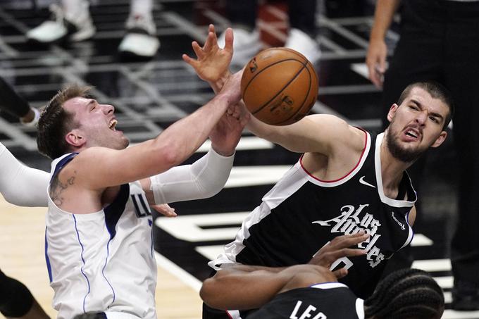 Ivica Zubac brez (po)moči v boju z Dončićem | Foto: AP / Guliverimage