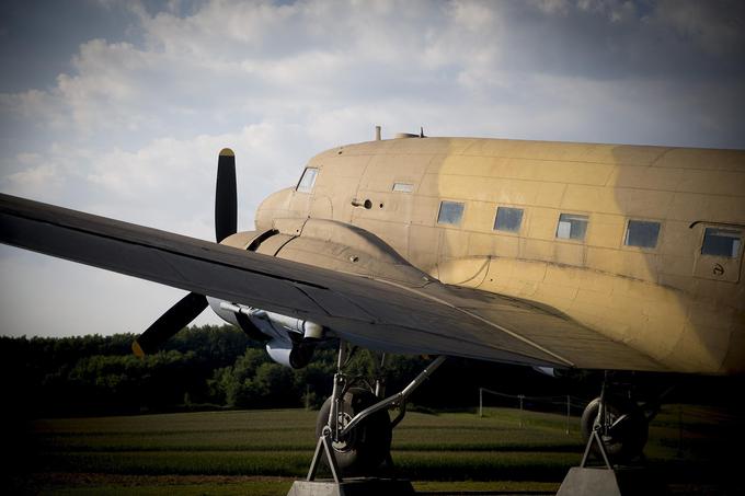 Letalo douglas DC-3 oziroma vojaška različica C-47. To je dvomotorno propelersko letalo. | Foto: 