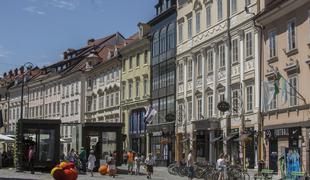 Prva moderna ljubljanska stavba z montažnim kovinskim in steklenim pročeljem