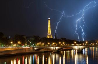 Pariz naj bi proti večeru zajele hude nevihte