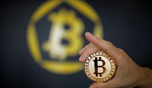 Bitcoin v rekordnih višavah, vreden skoraj trikrat več od zlata