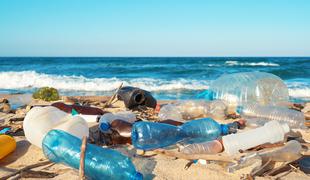 Znanstveniki s pomočjo sončne svetlobe razgradili plastiko