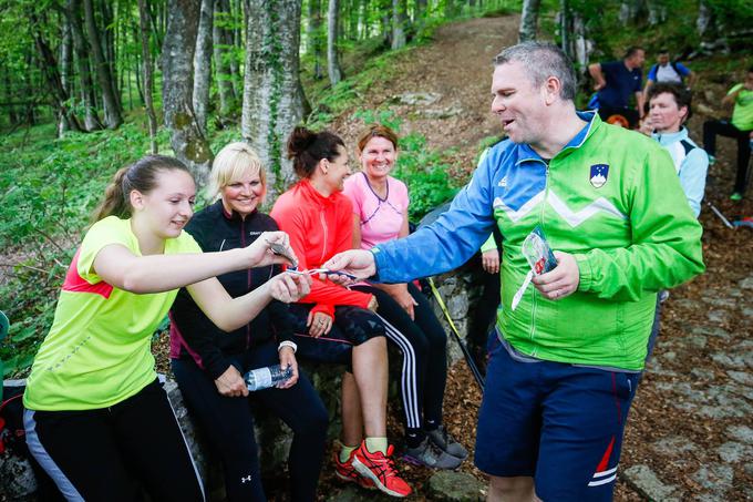 Kot ambasador dm teka za ženske se Deželak udeležuje skupinskih priprav. Takole so se zabavali na Gospodični pod Gorjanci. | Foto: Anže Malovrh