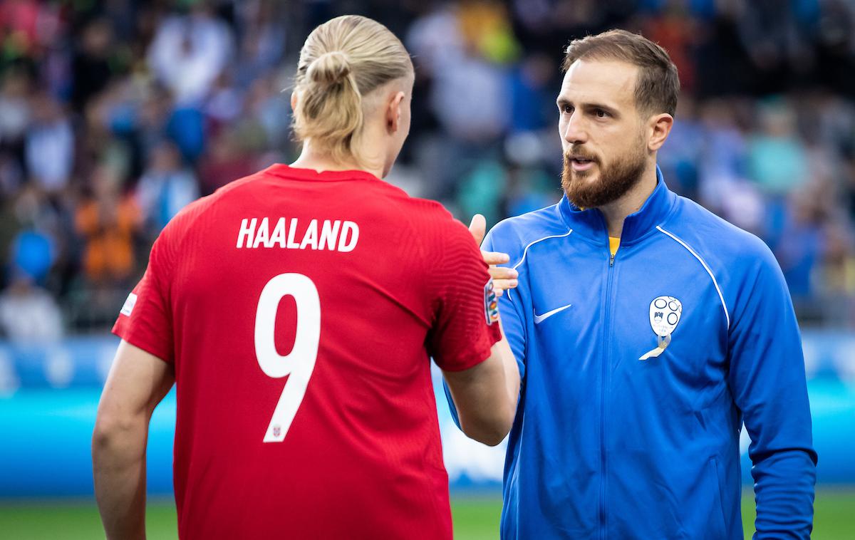 Jan Oblak Erling Haaland | Slovenska nogometna reprezentanca bo 16. junija gostovala na Finskem. Z deželami na severu Evrope je imela veliko izkušenj že lani, ko je na gostovanjih tako na Norveškem (0:0) kot tudi na Švedskem (1:1) ostala neporažena. Na obeh tekmah je branil Jan Oblak in si po dvoboju v Oslu prislužil velike čestitke norveškega asa Erlinga Haalanda. | Foto Vid Ponikvar