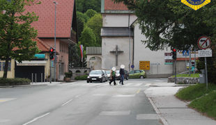 Nesreča: v Škofji Loki trčila kolesar in pešec