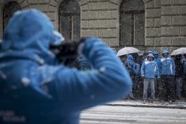 protest policistov pred vlado