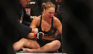 Ronda Rousey "tepena" tudi na socialnih omrežjih, v bran ji je stopil Mayweather