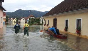 Prebivalcem hrano in vodo vozijo s čolni (foto in video)