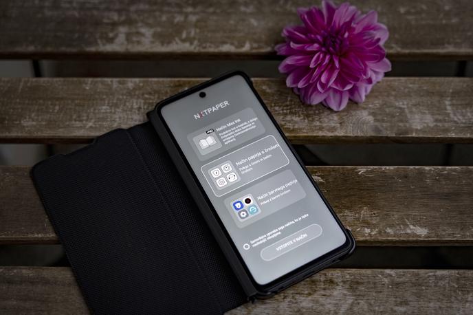 TCL 50 PRO | Posebnost pametnega telefona TCL 50 Pro NXTPAPER 5G so trije različni načini zaslonskega prikaza, ki spominjajo na e-papir, z običajnega zaslona pa so dostopni prek namenske drsne tipke na desni strani telefona. | Foto Ana Kovač