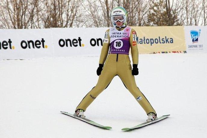 Ema Klinec na stopničkah v Zakopanah