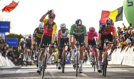 Belgijcu sprint v klanec, Roglič v glavnini, Vingegaard po težavah s kolesom izgubljal čas