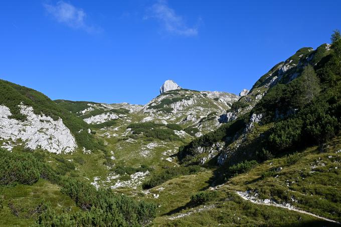 Pot po dolini za Kopico, ki jo kmalu za Dednim poljem že uzremo v daljavi. | Foto: Matej Podgoršek