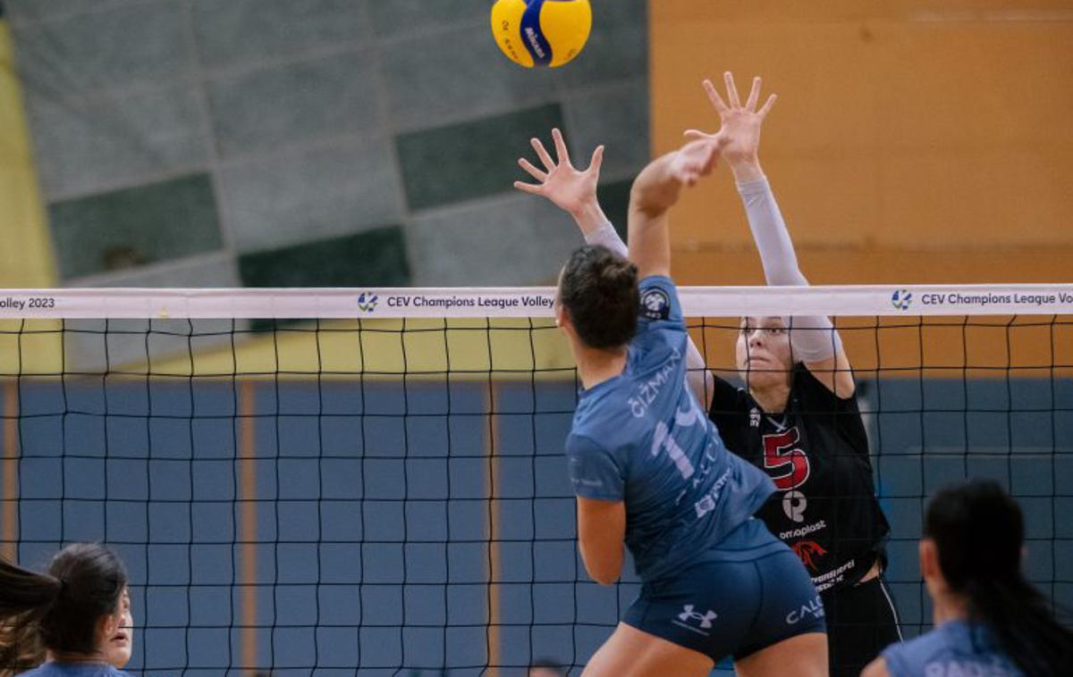 Calcit Volley | Branilke naslova iz Kamnika so pri dveh zmagah. | Foto Calcit Volley