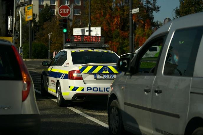 policija, policijsko vozilo | Policijska vozila za spremstvo varovane kolone so označena z rdečimi in modrimi svetilkami. | Foto STA