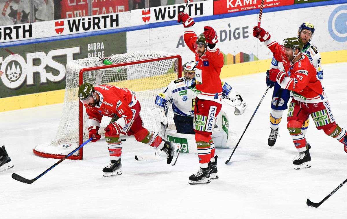 Bolzano : VSV Beljak | Bolzano je v četrtek Beljak premagal s 6:1 in si priigral tri zaključne ploščke za polfinale. Prvega lahko izkoristi že v soboto. | Foto HCB/Manfred Mair