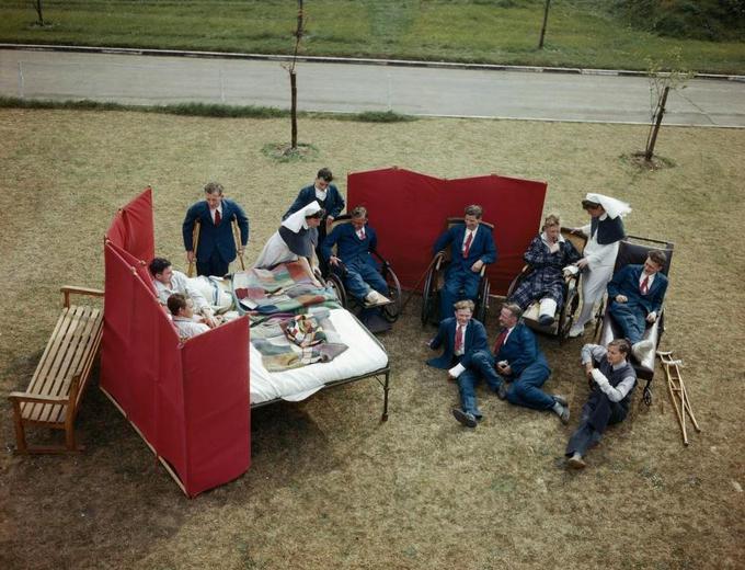 Okrevajoči piloti na zelenici kraljeve bolnišnice za pripadnike RAF (britanskih letalskih sil), 1943 | Foto: Britanski Imperialni vojni muzej (IWM)