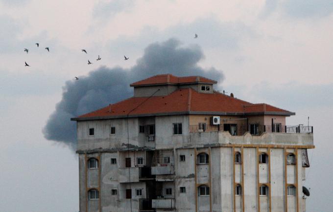 Izrael je z obstreljevanjem Gaze začel potem, ko so Palestinci z omenjenega območja v Izrael izstrelili tri rakete. V nasilju so umrli štirje Palestinci in en Izraelec. | Foto: Reuters