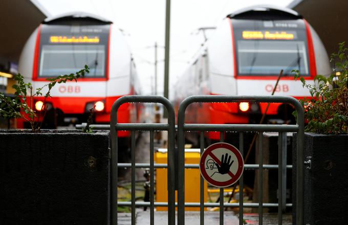 Na želenicah razumljiv občuten upad potnikov. | Foto: Reuters