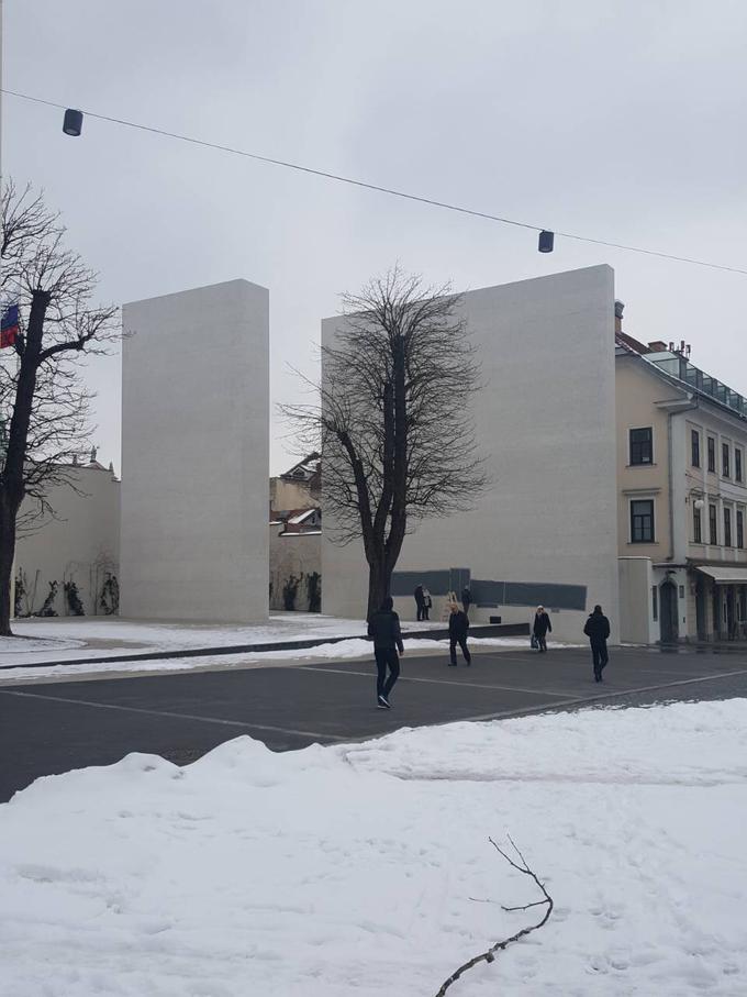 Spomenik žrtvam vseh vojn grafit | Foto: Bralec Omar Hanuna