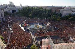 Evropski prvaki prispeli v domovino, v Madridu veliko slavje #foto #video